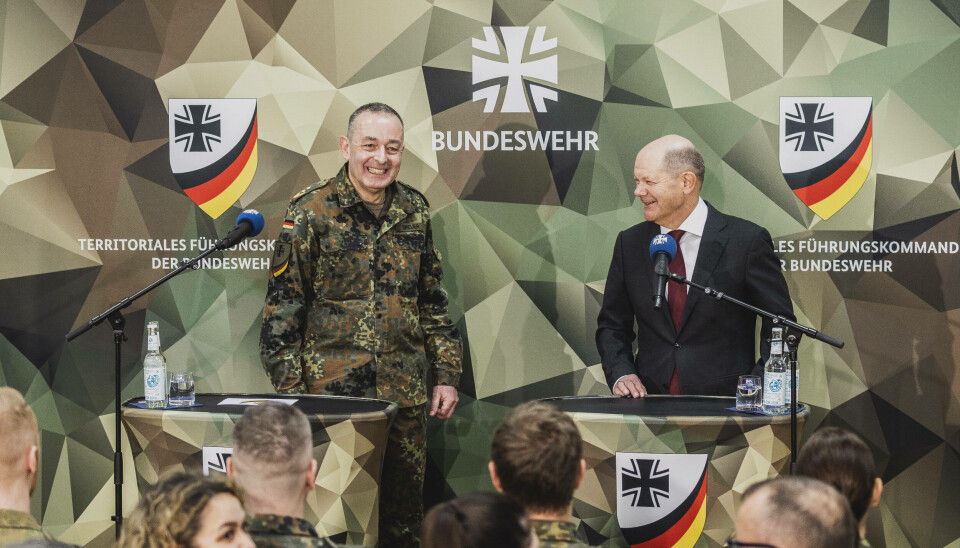 GOD KJEMI: Tysklands påtroppende forsvarssjef Carsten Breuer (t.v.) fotografert sammen med forbundskansler Olaf Scholz under et besøk til det operative hovedkvarteret til det tyske forsvaret i slutten av februar i år. Breuer er kjent som en av kanslerens mest betrodde menn.