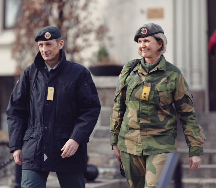 GA STATUS: Forsvarssjef Eirik Kristoffersen og generalmajor Elisabeth Michelsen, sjefen for Heimevernet, orienterte i dag pressen om sitt arbeid mot mobbing og trakassering i Forsvaret.