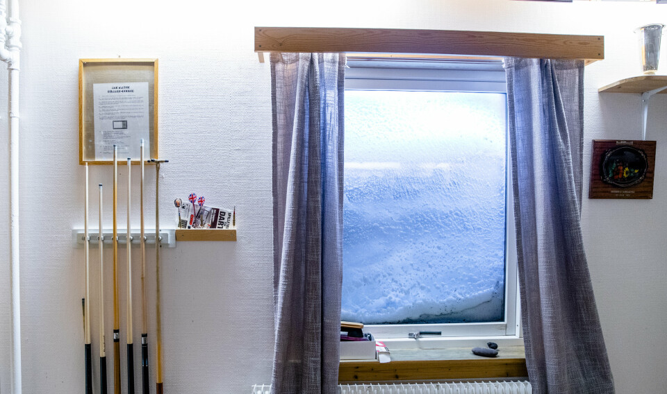 Olonkinbyen 20200225. 
Biljardkø og dart piler ved et vindu som er dekket av snø på stasjonen i Olonkinbyen på Jan Mayen
Foto: Stian Lysberg Solum / NTB
