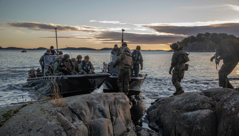 AMERIKANSK LOGISTIKK: U.S. Marines fra 2nd Marine Logistics Group på Hästö Busö, i Finland, 20. oktober 2022. Amerikanerne deltok i øvelsen Freezing Winds 2022. Den åtte meter lange finske båten på bildet har plass til 10 personer og kalles G-båt eller Gruppebåt på svensk og G-luokan linnakevene på finsk.