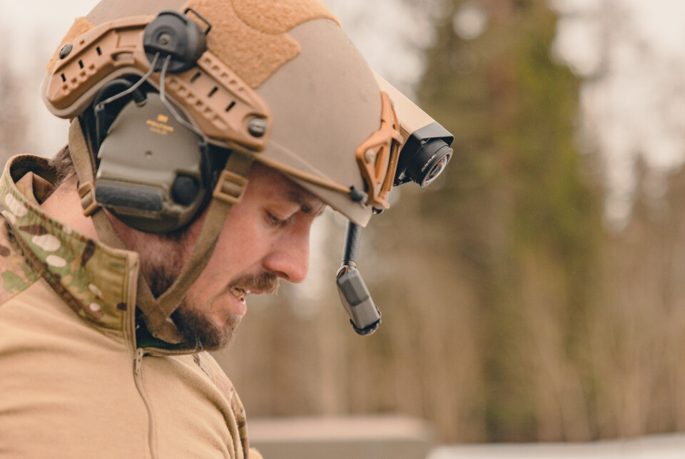 FUNGERER: David Faller har god tro på FieldCam. Han mener det er enkelt, praktisk og ikke tillegger soldater en masse ekstra vekt og at det på denne måten er funksjonibelt i reelle operative situasjoner.