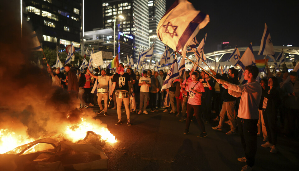 TEL AVIV: Israelske demonstranter ønsker å stoppe Benjamin Netanyahus omstridte rettsreform. Søndag sparket statsministeren forsvarsminister Yoav Gallant.
