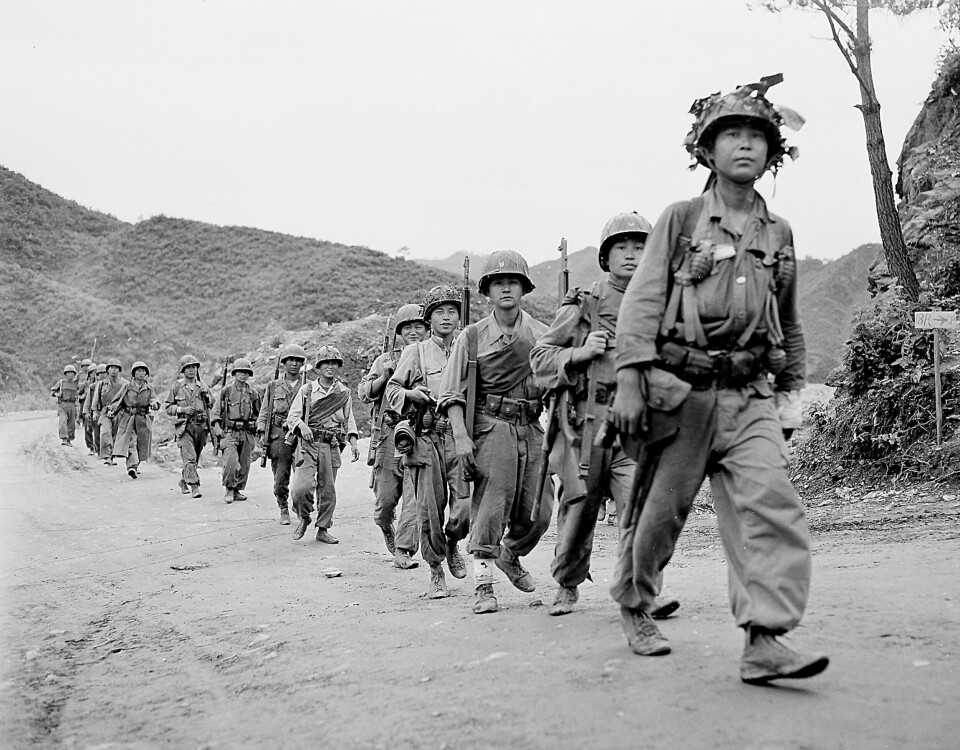 1953: Sørkoreanske soldater marsjerer mot fronten øst for Pukhan-elven ved det amerikanerne kalte Lookout mountain. Bildet er datert 28. juni 1953.