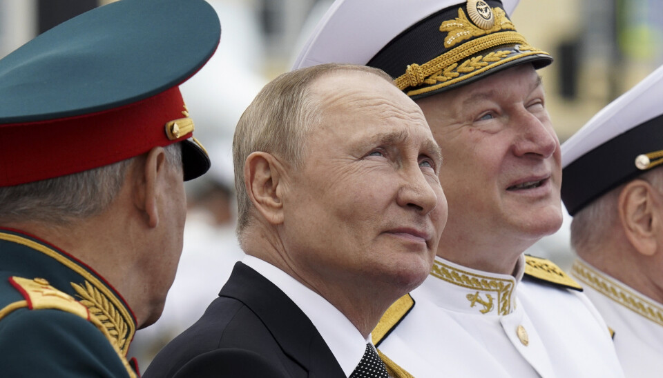 PARADE: Russlands president Vladimir Putin stod sammen med forsvarsminister Sergej Sjojgu og sjefen for den russiske marinen, admiral Nikolai Jevmenov under en militærparade i St.Petersburg for å markere marinedagen 31. juli 2022.