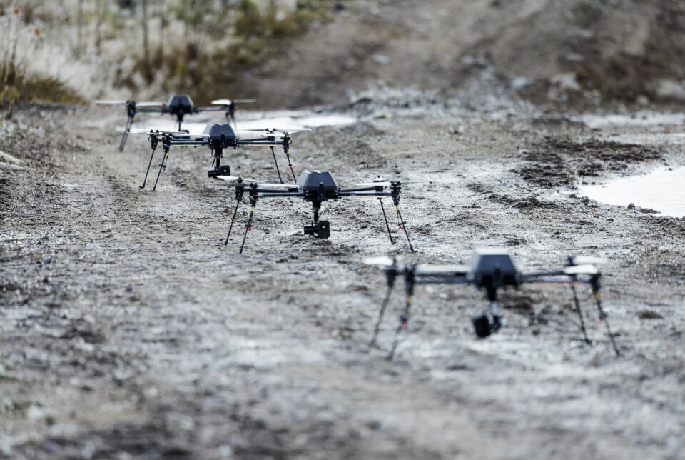NY TEKNOLOGI: Dronesvermen eklar for demostrasjonen på Rena leir.