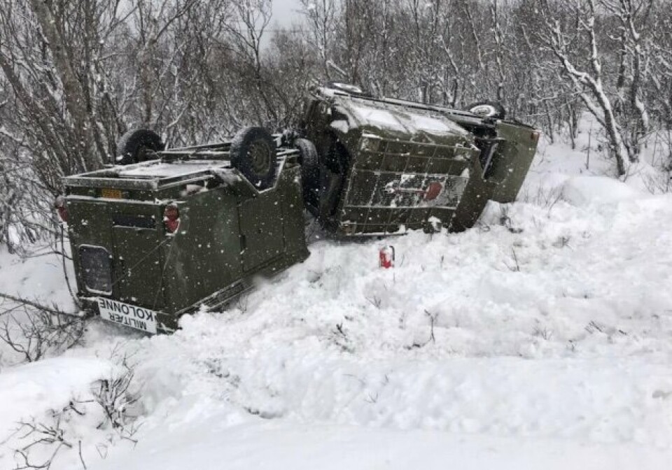SNURRET: Feltvognen fikk skrens ved Taraldsvika i Tjeldsund kommune. Da det havnet i grøften, rullet det 270 grader rundt og landet med passasjersien ned. De to soldatene i kjøretøyet kom fra hendelsen med lettere skader.