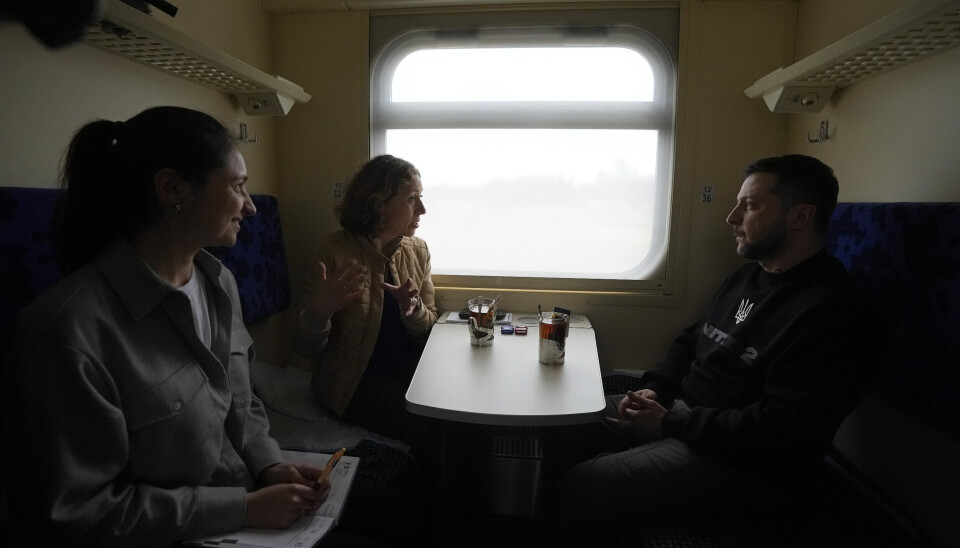DET GÅR ALLTID ET TOG: Volodymyr Zelenskyj under et intervju med AP. Intervjuet ble gjort på toget fra Sumy-regionen to Kyiv, torsdag.