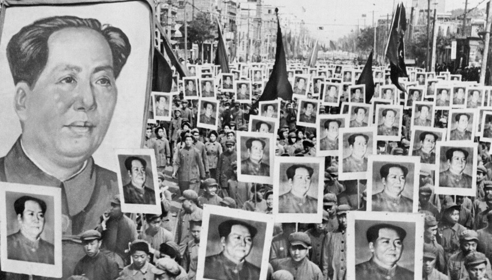 TIL GATENE: Her hyller kinesere partileder Mao Zedong i forbindelse med den kommunistiske revolusjonen 1949.