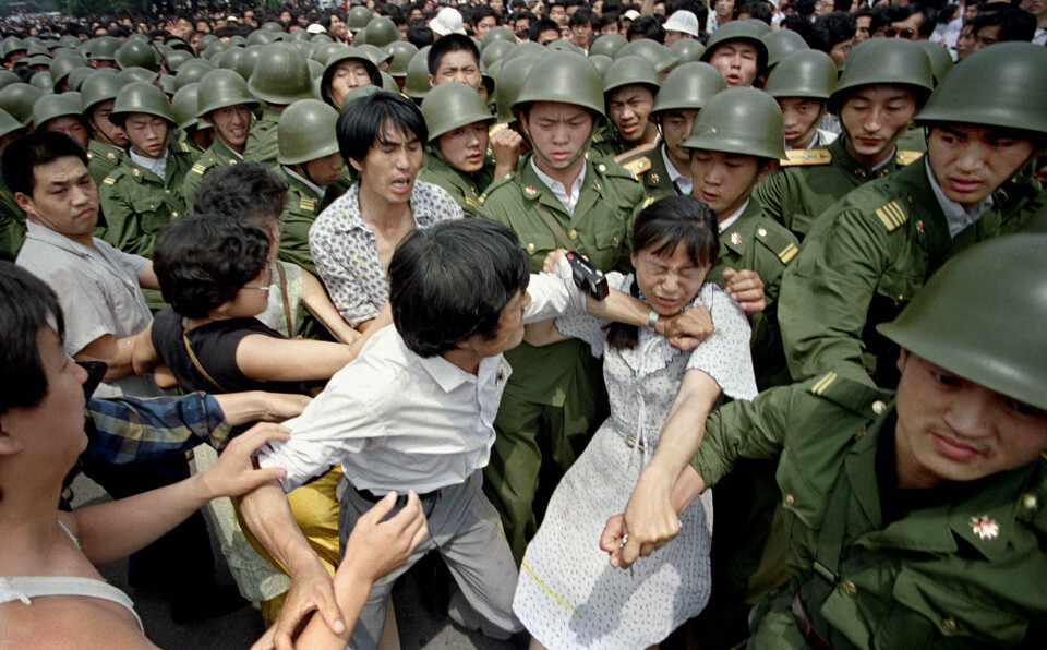 STORE PROTESTER: 4. juni 1989 ble demonstrasjonene ved Den himmelske freds plass i Beijing slått hardt ned på med militær inngripen. Demonstrantenes krav var økt demokrati, frihet og mindre korrupsjon i kommunistpartiet. Bildet ble tatt 3. juni.