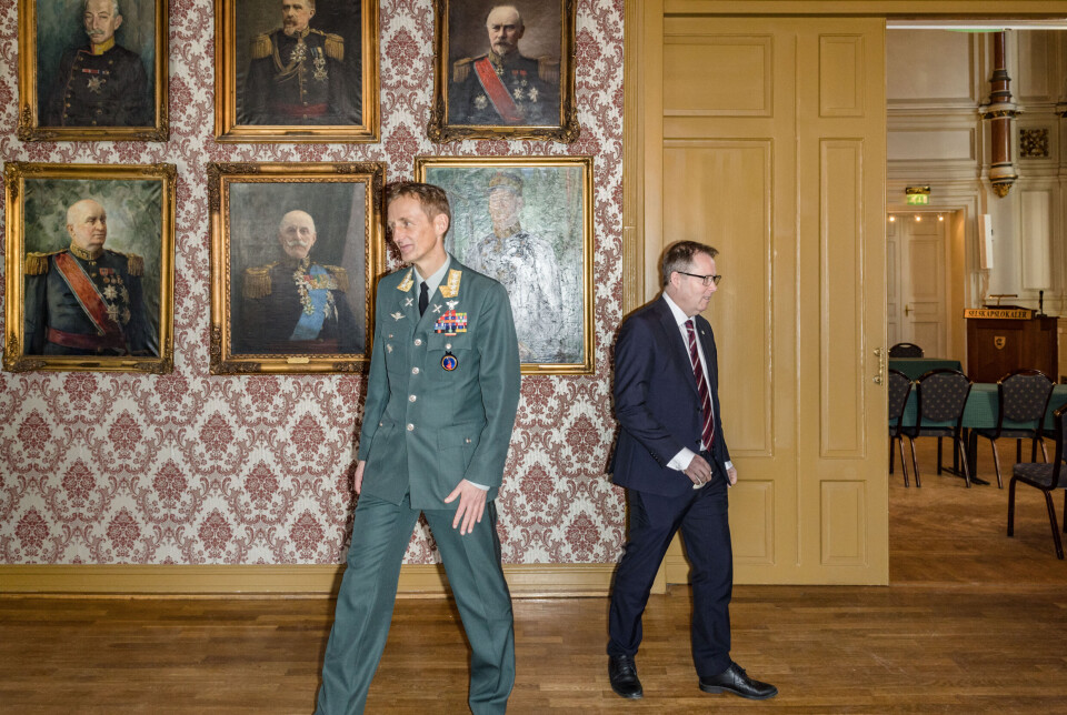 EFFEKTIVISERER: Forsvaret oppretter et nytt økonomisenter etter ønske fra forsvarssjef Eirik Kristoffersen (til venstre) om å endre organiseringen av økonomifunksjonen. – Endringene i Forsvarets økonomifunksjon er en viktig forutsetning for å lykkes med dette, fordi gode økonomiske analyser og kontroll er en forutsetning for god styring, sier forsvarsminister Bjørn Arild Gram (Sp). Dette bildet er tatt i Oslo militære samfund ved en annen anledning.