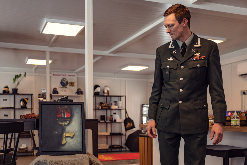 RØRT: Flydal var tydelig berørt etter avdukingen. Kunst og musikk har alltid vært viktig for Forsvaret, sier han.