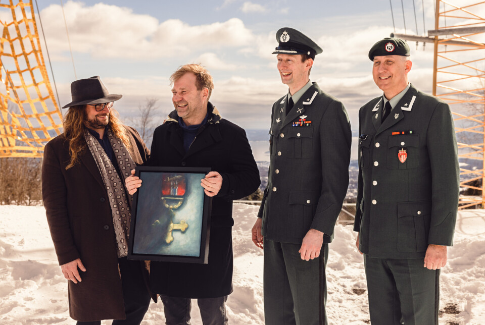 HEDRER MEDALJEN: Kunstner Vebjørn Sand og Major Knut Andreas Flydal flankert av sjef for Hærens musikkorps, Otto Christian Pay og komponist Marcus Paus, som har laget et musikkverk som skal hedre krigskorset. Stykket skal ha urfremføring i mai.