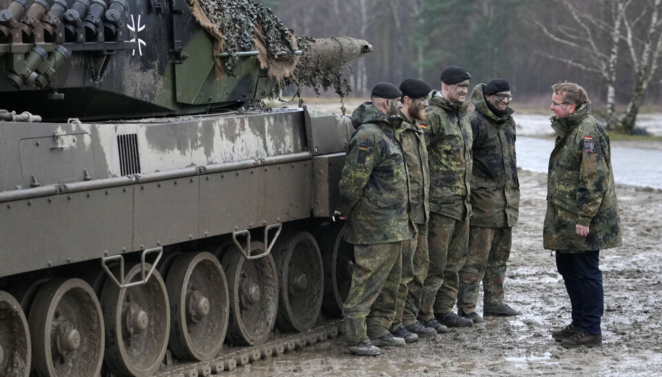 INSPISERING: Det tyske forsvaret, Bundeswehr, skal rustes opp, men mangler både soldater og materiell. Her inspiserer forsvarsminister Boris Pistorius (t.h.) soldater under en øvelse i Augustdorf i februar.
