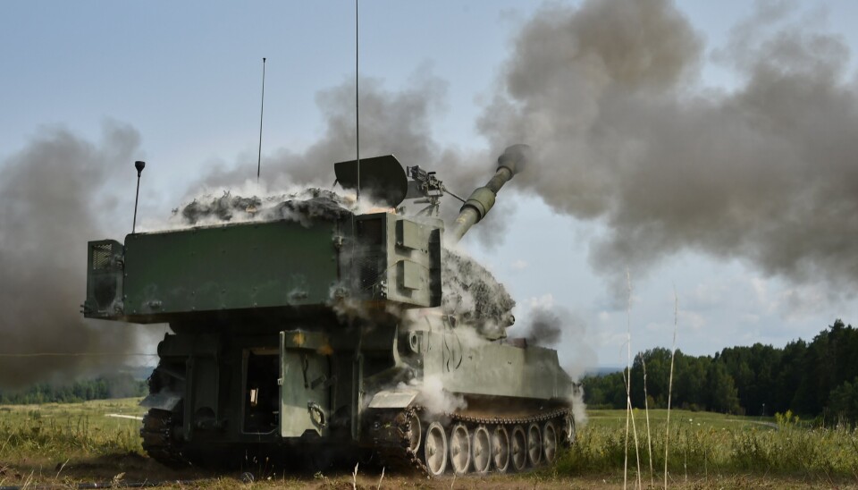 TYSKLAND: Amerikanske soldater øver med en M109A6 Paladin på skytefeltet Grafenwoehr i Tyskland i 2017.