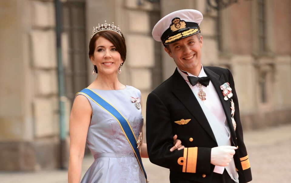 MARINEN: Kronprins Frederik ikledd uniform fra sjøforsvaret. Avbildet sammen med kronprinsesse Mary i anledning bryllupet til svenske prins Carl Philip och Sofia Hellqvist i 2015.