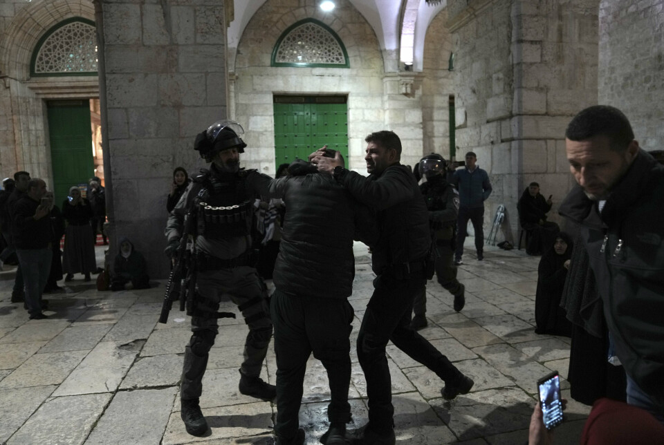 JERUSALEM: Israelsk politi anholder en palestiner i Al-Aqsa-moskeen. Stormingen skjedde mens palestinere var samlet for bønn i forbindelse med ramadan.