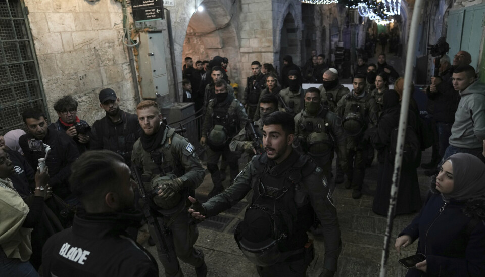 STORMET MOSKÉ: Israels politi i gamlebyen i Jerusalem etter moské-stormingen onsdag.