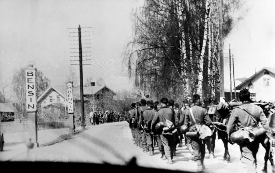 OKKUPANTER: Tyske soldater marsjerer forbi Dehlimølla i Moelv.