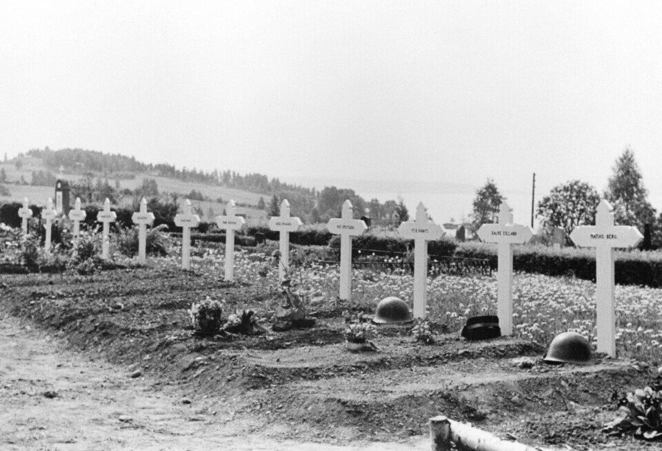 FALNE: Gravsteder for falne ved kampene i Ringsaker i april 1940 på Ringsaker kirkegård.