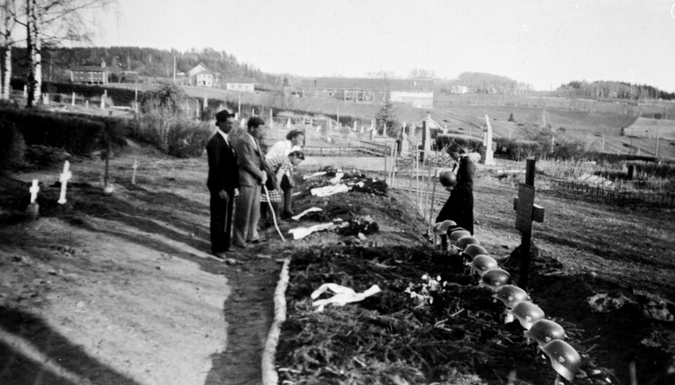 RINGSAKER: Krigsofrenes graver på Ringsaker kirkegård. Norske falne i bakgrunnen, tyske soldatgraver med hjelmer i forgrunn.