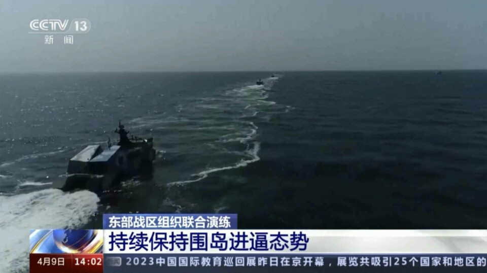 BLE IGJEN: Kinesisk marinefartøy under øvelsen ved Taiwan i helga. Ifølge Taiwans forsvarsdepartement var det tirsdag, etter at øvelsen var avsluttet, stadig åtte kinesiske skip i farvann nære den selvstyrte øya.