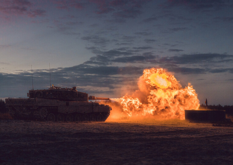 ILD OG TORDEN: Ilden spruter og det drønner fra løpet når Leopard 2 skyter med skarpt.