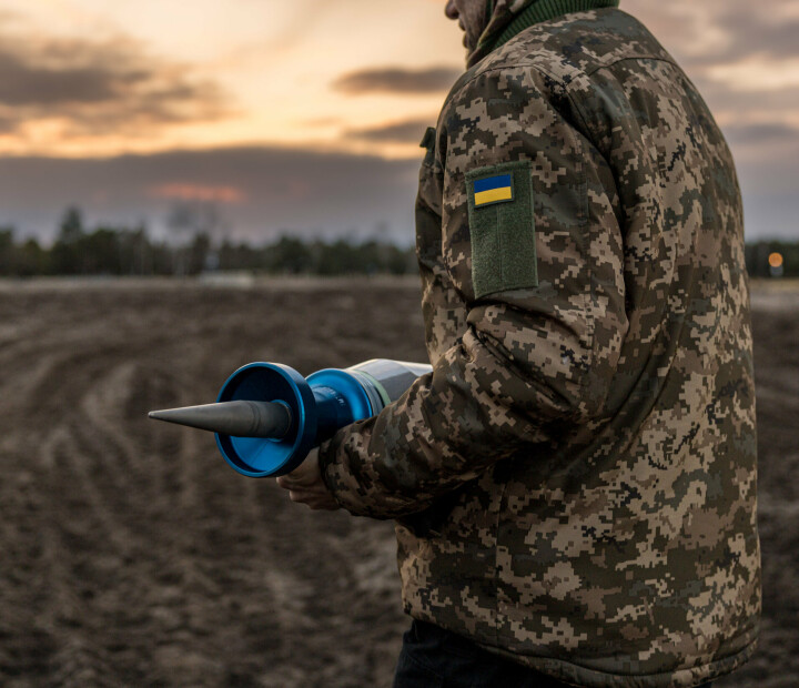 GRANAT I SOLNEDGANG: En ukrainsk soldat gjør klar til skarpskyting.