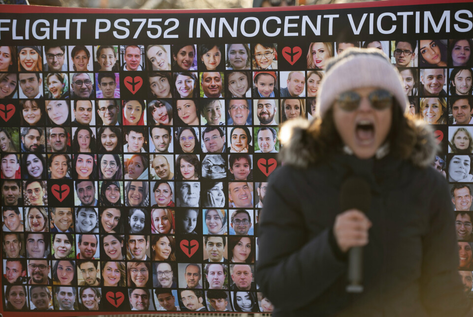 176 PASSASJERER BLE DREPT: En demonstrant Ottawa, Canada, i januar 2023, foran en plakat med ansiktene til de som ble drept om bord på Ukraine International Airlines Flight PS752 i 2020.