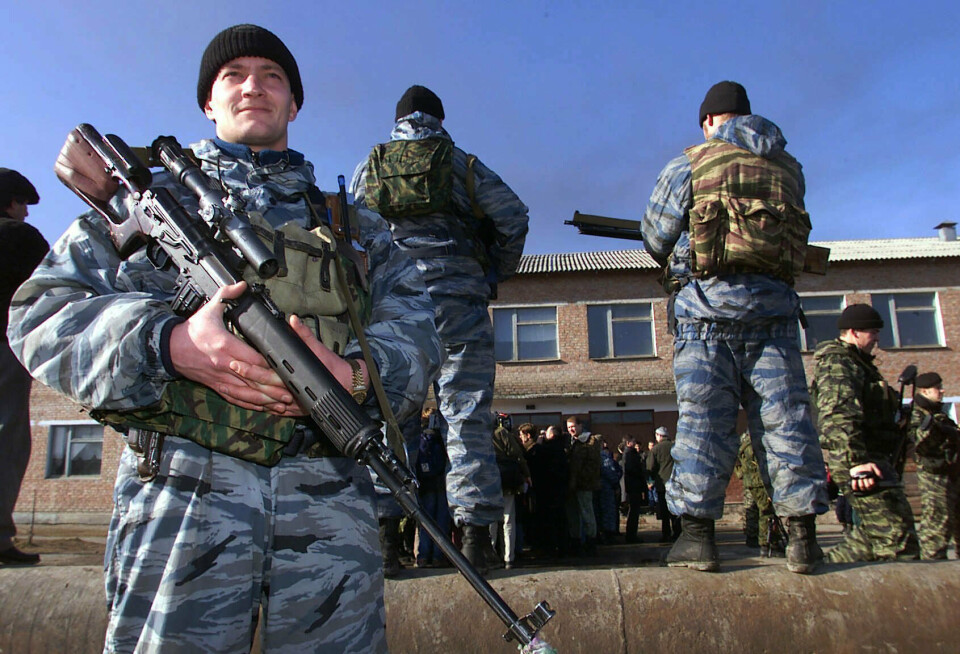 SPETSNAZ: Tungt bevæpnede Spetsnaz-soldater beskyttet daværende utenriksminister og OSSE-leder Knut Vollebæk (KrF), under hans besøk i Tsjetsjenia i 1999.