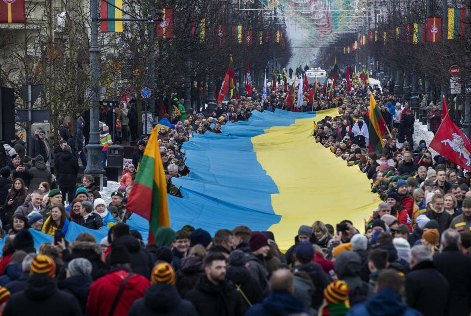 VISER STØTTE: Under feiringen av Litauens nasjonaldag 11. mars ble et gigantisk ukrainsk flagg båret frem i toget i Vilnius.
