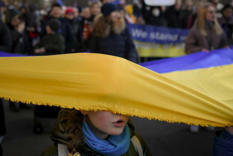 ROMANIA: Mange barn og unge i og utenfor Russland har protestert mot krigen. Her en ung jente under en protest i București i mars 2022.