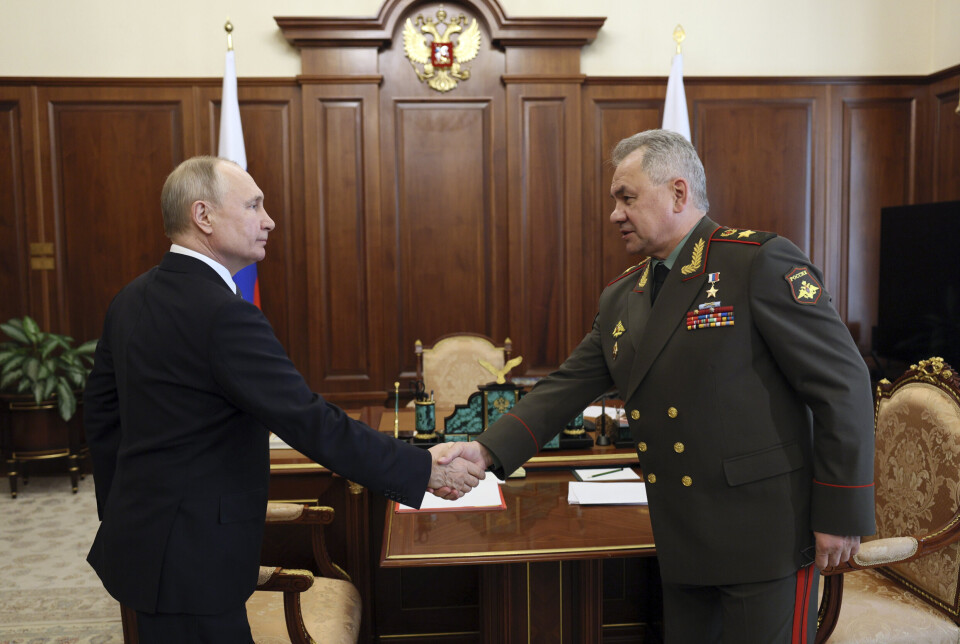 MILITÆRT MØTE: Søndag morgen møtte Vladimir Putin flere høytstående offiserer og russisk militære ledere i Ukraina, melder Kreml. Her fotografert under et møte med den russiske forsvarsministeren Sergey Shoigu i Moskva, 17. april 2023.
