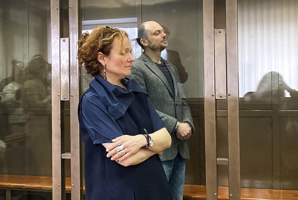 GLASSBUR: Et bilde som er offentliggjort av byretten i Moskva, viser Vladimir Kara-Murza i et glassbur i rettssalen der han mandag fikk en dom på 25 års fengsel. Hans forsvarer Maria Eismont i forgrunnen.