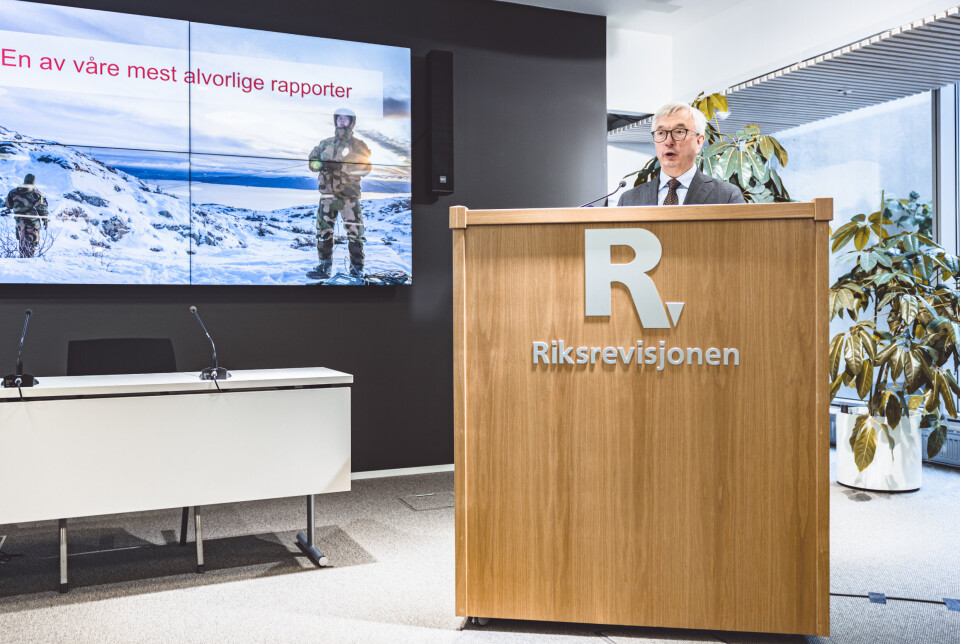 KRITIKK: Riksrevisor Karl Eirik Schjøtt-Pedersen da han la i dag frem Riksrevisjonens undersøkelse av Forsvaret informasjonssystemer 4. oktober 2022.