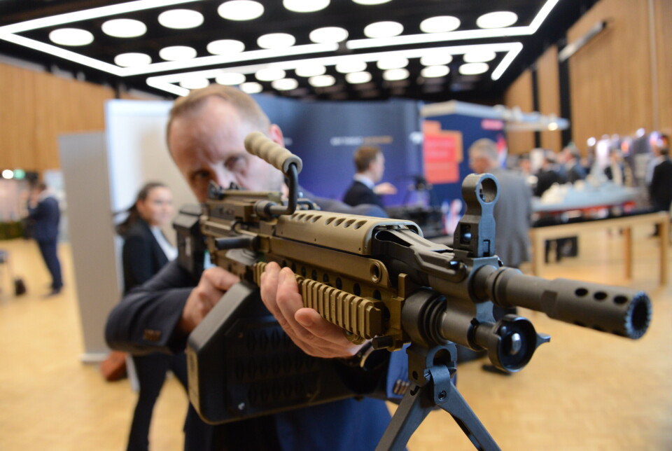 PROTOTYP: Rolf Inge Roth i Green Ammo viser frem prototyp av en E-blanks Minimi 5.56 på FSI-konferansen på Sundvollen 18. april 2023.