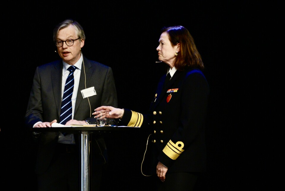 DEBATT OM FORSVARET: Kommentator Sverre Strandhagen i Dagens Næringsliv og Elisabeth Natvig, sjef for Forsvarsstaben (FST) var blant deltagerne på FSI-konferansen på Sundvollen 18. april 2023