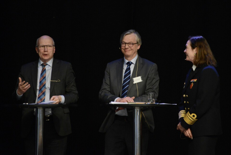 UENIGE OM MATERIELL: Stortingsrepresentant Hårek Elvenes (H), DN-kommentator Sverre Strandhagen og sjef for Forsvarsstaben, Elisabeth Natvig.