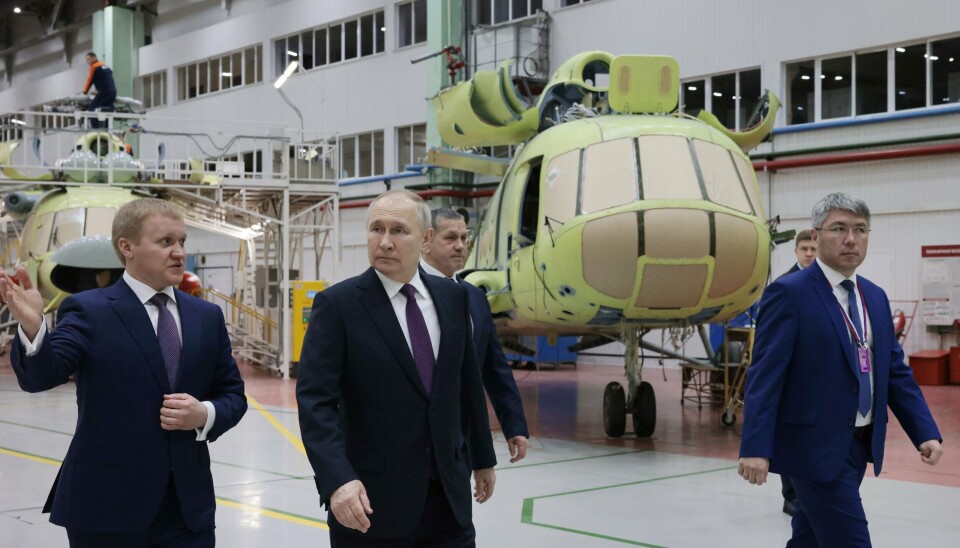 STRAFFBART Å KRITISERE: Russlands President Vladimir Putin besøkte en russisk industribedrift 14. mars i år. Illustrasjonsfoto.