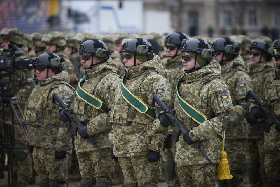 ETTÅRSJUBILEUM: Ukrainske soldater stiller opp under en minnearrangement i anledning ettårsjubileet for Russland-Ukraina-krigen i Kiev, Ukraina, fredag 24. februar 2023.