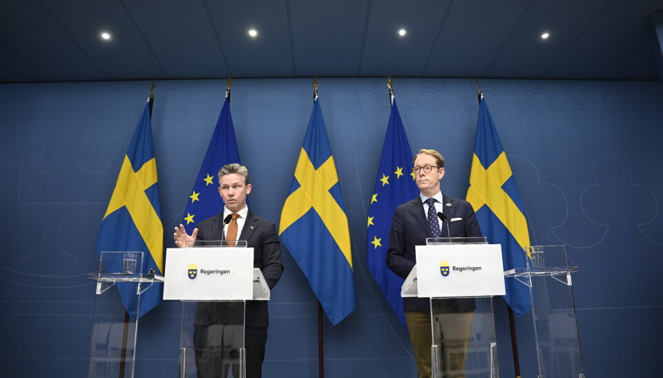 ÅPEN: Riksdagens godkjennelse kreves for at en væpnet styrke skal kunne sendes til et annet land, sa utenriksminister Tobias Billström (til høyre) da han lørdag kveld møtte pressen sammen med forsvarsminister Pål Jonson, begge fra Moderaterna. Nå har det blitt vedtatt i den svenske nasjonalforsamlingen.