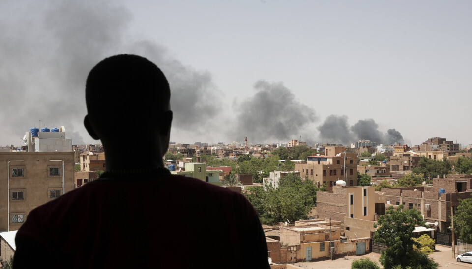 I over en uke har hærstyrkene til landets to mektigste generaler kjempet harde kamper mot hverandre, og hundrevis av sivile er drept. Her stiger røyk opp fra kampene i Khartoum lørdag, på tross av at partene kunngjorde en våpenhvile.