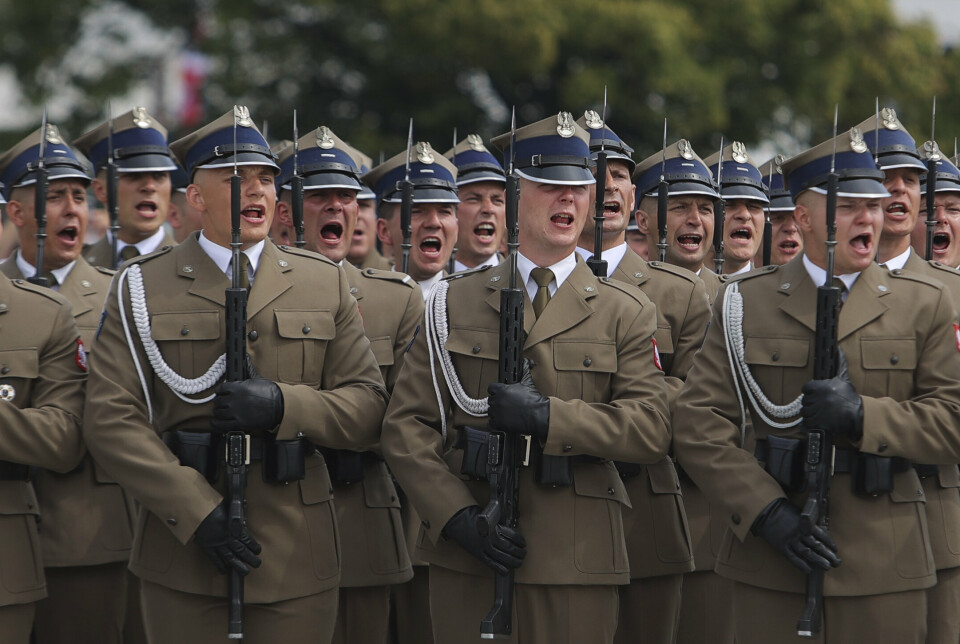 HÆREN SKAL BLI STØRRE: Polske soldater synger nasjonalsangen under en seremoni for den polske hæren i Warszawa, 15. august 2022. Illustrasjonsfoto.