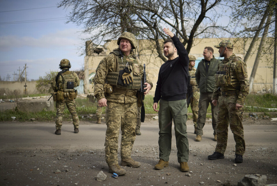 STØRST I EUROPA: De militære utgiftene i Europa hadde en økning på 13 prosent i løpet av fjoråret. På bildet er president Volodymyr Zelensky på besøk i Avdiivka, i Donetsk regionen i Ukraina, 18. April 2023.