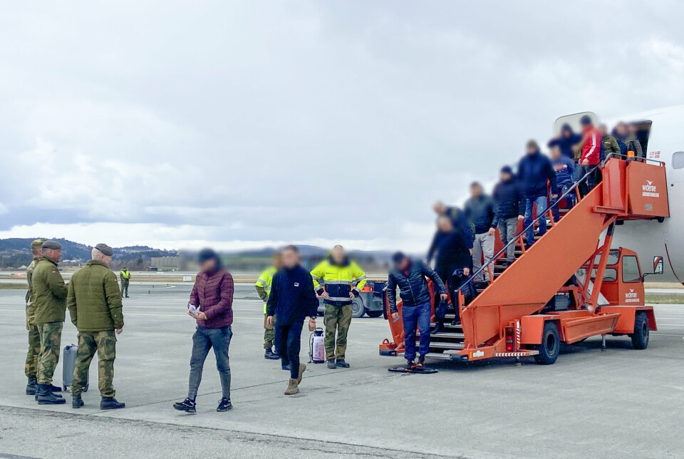 VÆRNES: 100 ukrainske soldater ankommer Værnes flyplass for militær trening i Norge.