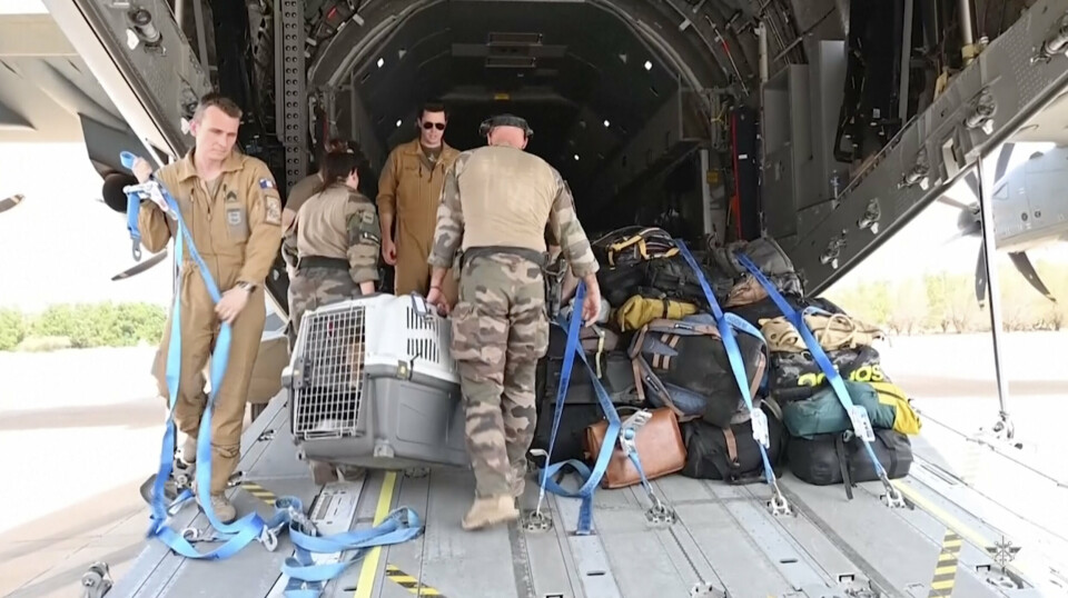 KHARTOUM: Franske soldater laster inn bagasje på et fly på flyplassen i Khartoum 23. april.