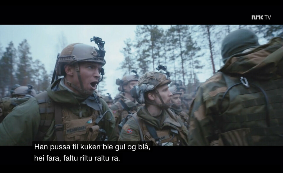 KAMPSANG: Soldatene i Panserbataljonen står tett samlet når de synger avdelingssangen for full hals på NRK-serien «Klar til strid». Nå har pipa fått en annen lyd.