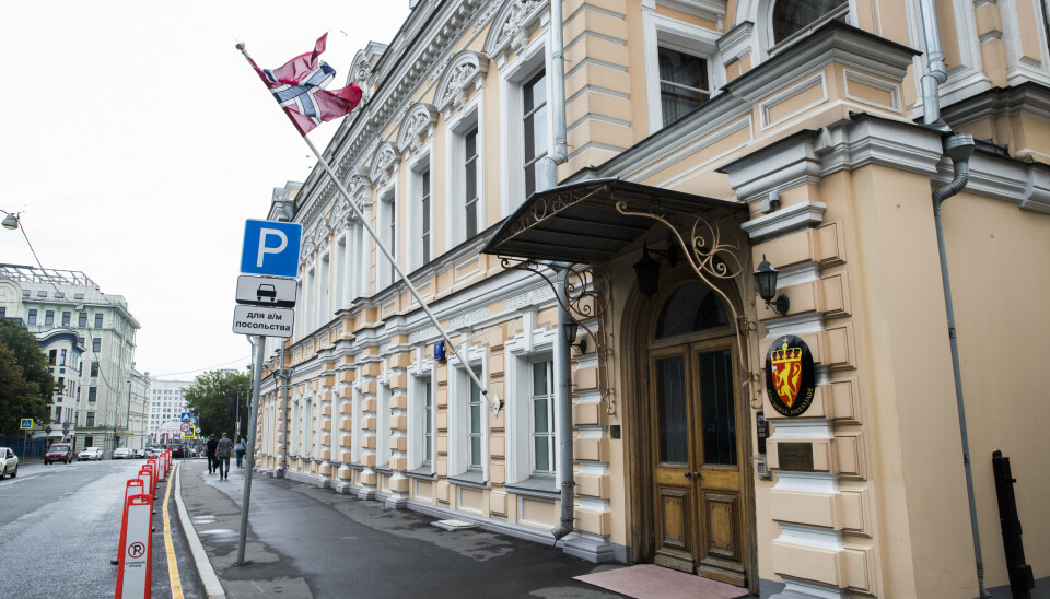 MOSKVA: Ti norske diplomater er erklært uønsket i Russland. De må forlate den norske ambassaden og landet i løpet av kort tid. Detalj av eksteriør av Den norske ambassade i Moskva.