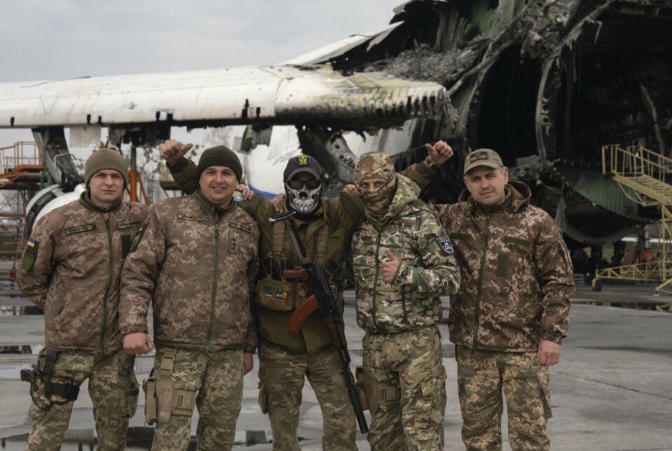 FRIHET OG KJÆRLIGHET: Ny rapport fra Sverige ser nærmere på Ukrainas kommunikasjonsarbeid gjennom krigen det siste året. På bildet poserer fire ukrainske soldater foran delene av en Antonov An-225, verdens største lastefly som ble ødelagt under kamp, 1. april 2023.