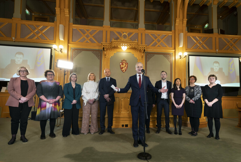 FORLIK: Alle partiene utenom Rødt var med på våpenforliket i februar. Her står statsminister Jonas Gahr Støre (Ap) i front. Ukrainas president Volodymyr Zelenskyj deltar digitalt.
