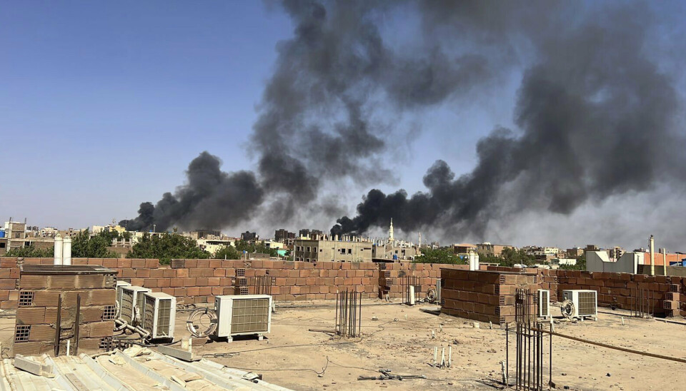 KHARTOUM: Røyk og skuddvekslinger preget den sudanske hovedstadens bybilde 21. april 2023.